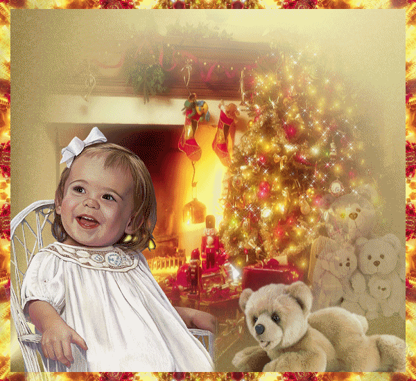 Grote animatie van een schoorsteen - Voor de open haard zit een meisje, naast de open haard staat een kerstboom met veel kerstballen en kerstverlichting en witte sterretjes