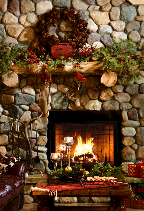 Grote animatie van een schoorsteen - Brandende open haard omgeven door kerstgroen en drie wijnglazen op tafel