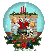 Kleine animatie van een sneeuwglobe - Twee kinderen bij twee rode sokken die aan de open haard hangen waar drie rode kaarsen op de schoorsteenmantel staan